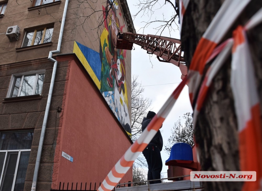 Как в Николаеве мурал с Ольгой Шарий закрашивали. ФОТОРЕПОРТАЖ