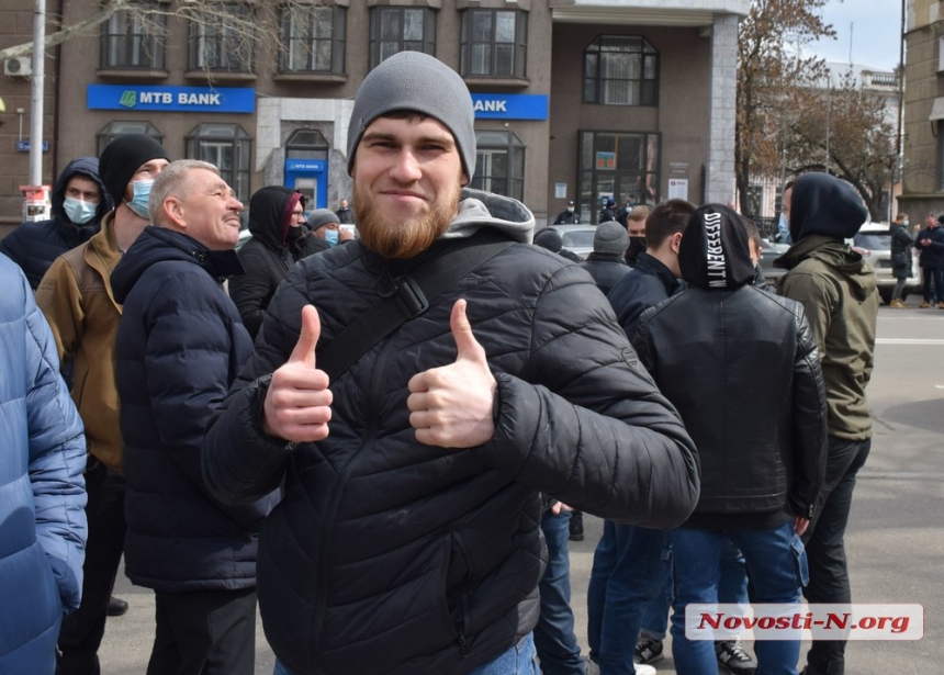 Как в Николаеве мурал с Ольгой Шарий закрашивали. ФОТОРЕПОРТАЖ