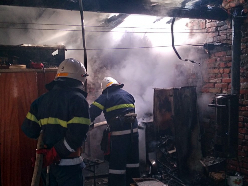 Спасатели Николаевской области при пожаре в гараже не дали сгореть жилому дому