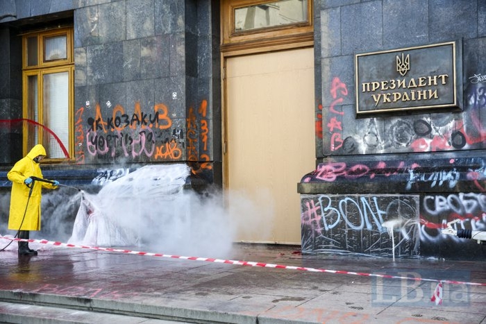 В Киеве третий день отмывают здание Офиса Президента. ФОТО