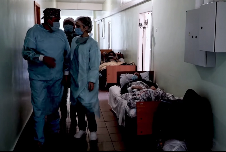 Кровати в холлах и коридорах: Сенкевич показал переполненные «ковидные» больницы в Николаеве. ВИДЕО