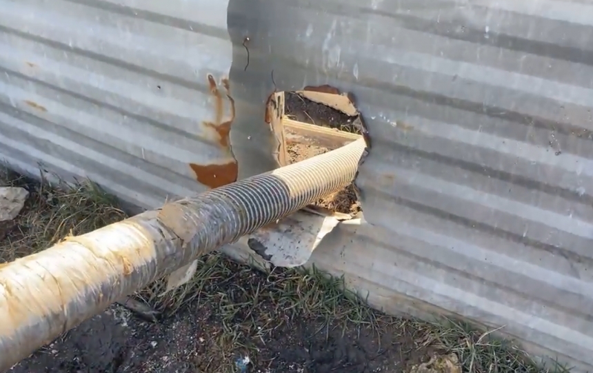 В Новой Одессе отходы через дыру в заборе сливают прямо в Южный Буг. ВИДЕО