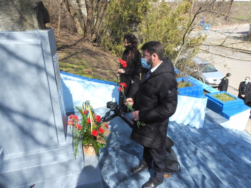 В Николаевском морпорту накануне Дня освобождения города возложили цветы в память о подвиге героев-ольшанцев