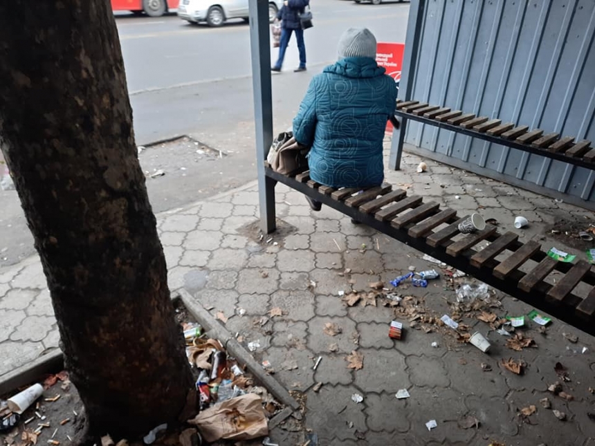 «Грязный, вонючий загон» - николаевец показал состояние остановки общественного транспорта