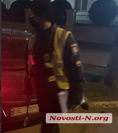 Ловят автомобилистов на знак «стоп»: в Николаеве на один перекресток вышли сразу четверо патрульных