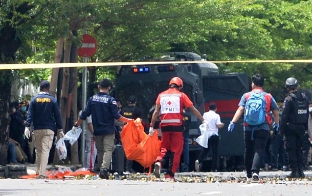 В Индонезии террористы напали на католическую церковь - пострадали 14 человек. Видео