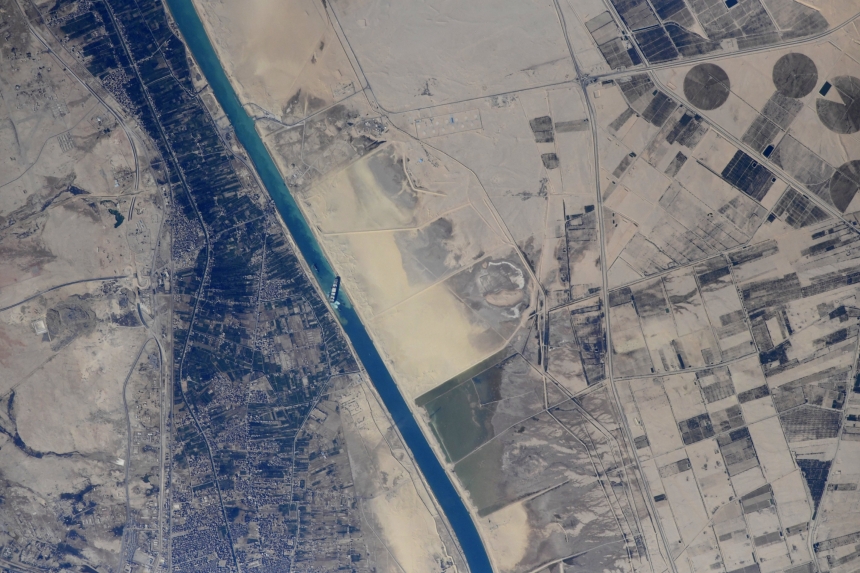 Опубликованы фото заблокированного Суэцкого канала из космоса