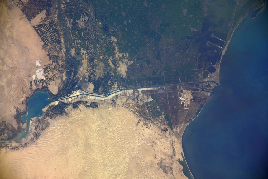 Опубликованы фото заблокированного Суэцкого канала из космоса