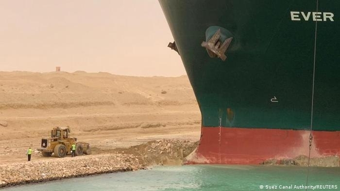 Спасатели отбуксировали контейнеровоз, заблокировавший Суэцкий канал