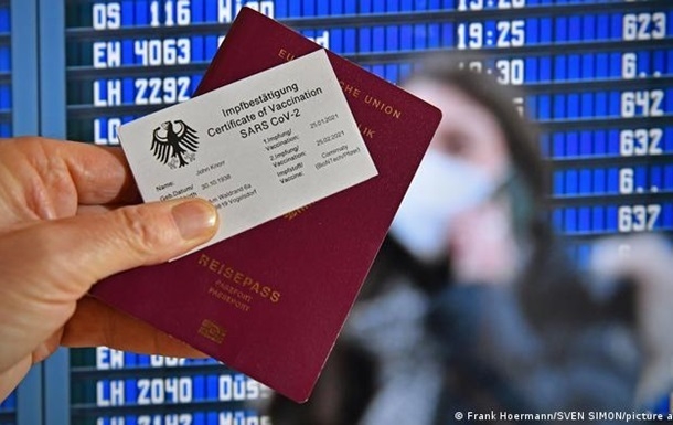 Зеленский предлагает ввести паспорта вакцинации