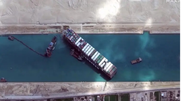 Снятый с мели контейнеровоз вновь перегородил Суэцкий канал
