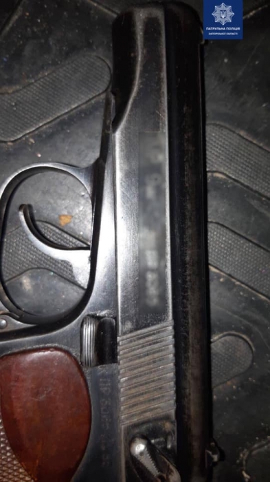 В Запорожье остановили вооруженного водителя на авто с поддельными номерами
