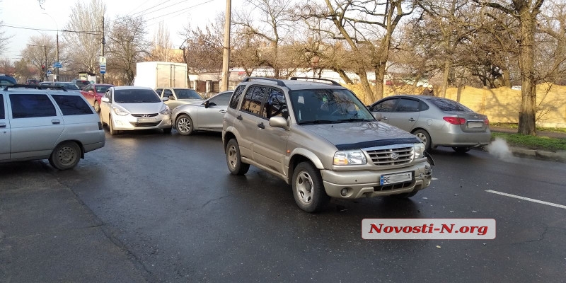 В Николаеве столкнулись три автомобиля