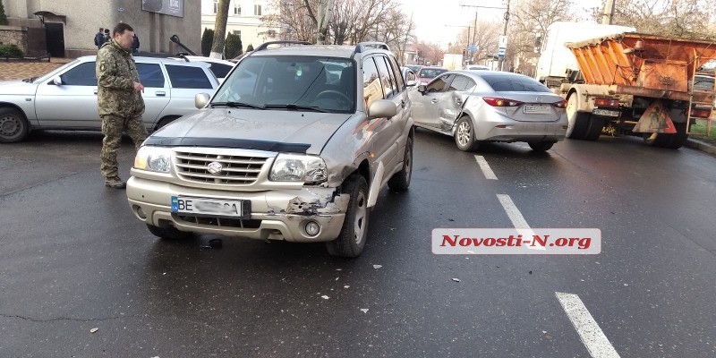 В Николаеве столкнулись три автомобиля