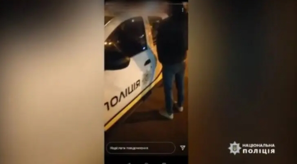 В Киеве молодчик ради развлечения помочился на полицейское авто. ВИДЕО