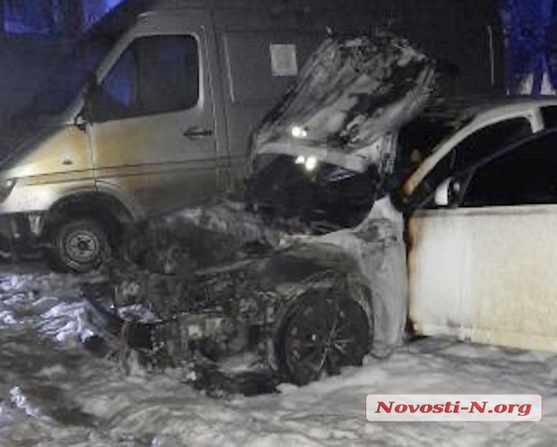 Ночью во дворе в Николаеве горели автомобиль и микроавтобус: подозревают поджог