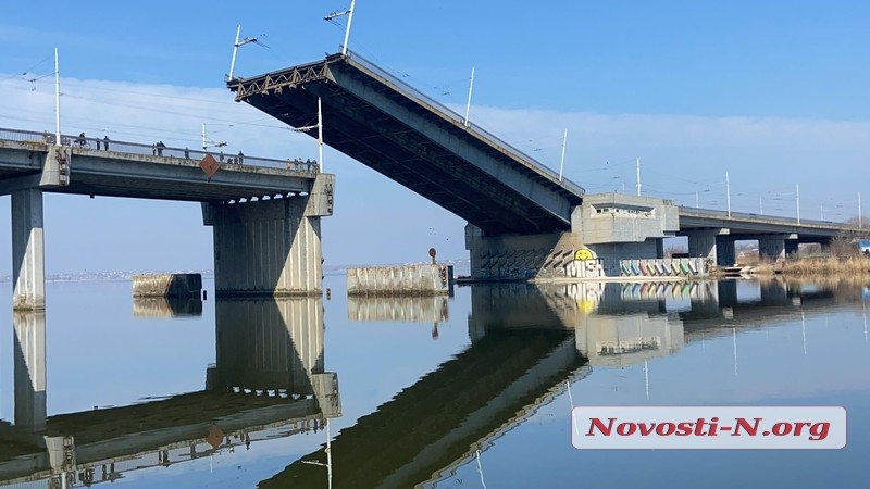 В Николаеве развели мосты. ВИДЕО
