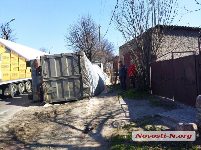 В Первомайске перевернулась фура с отрубями: разрушен гараж и забор частного дома. Видео