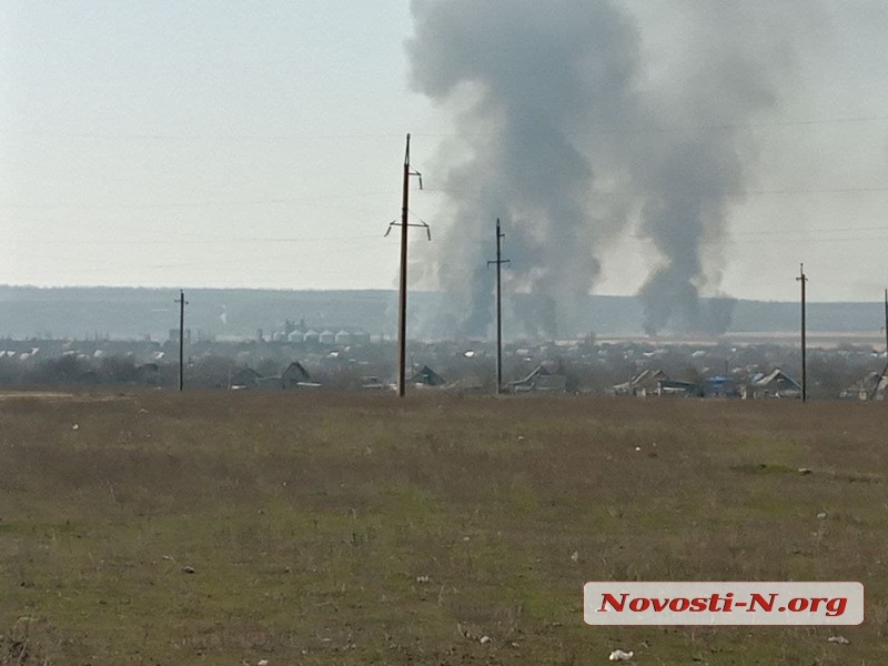 В Николаевском районе спасатели и жители тушат масштабный пожар камыша: подожгли более 3 га