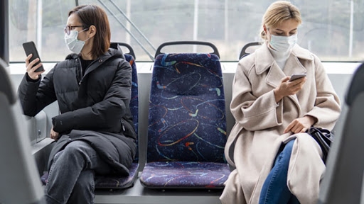 Медики объяснили, как правильно носить маску в общественном транспорте