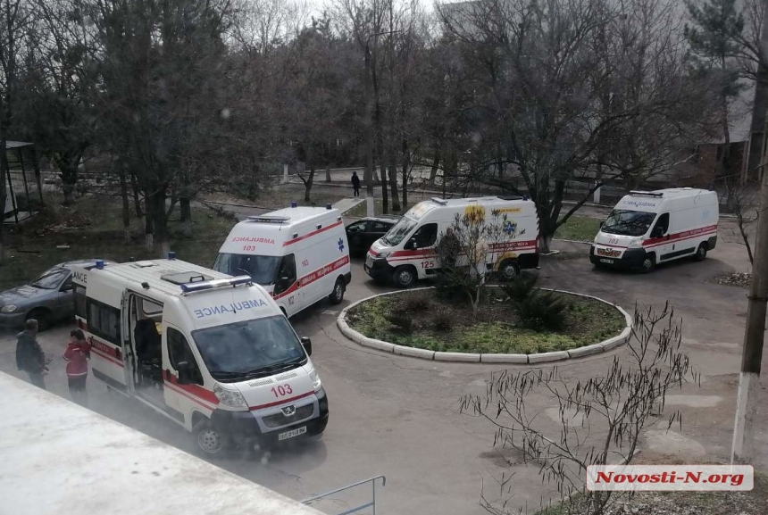 В Николаеве «скорые» стоят в очереди у «ковидного» госпиталя. ФОТО