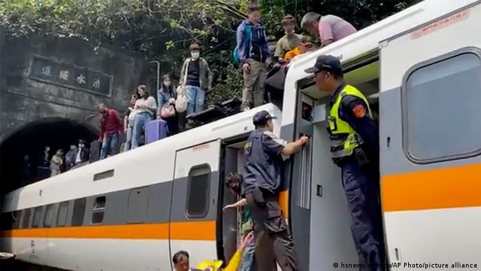 Десятки людей погибли при крушении поезда на Тайване