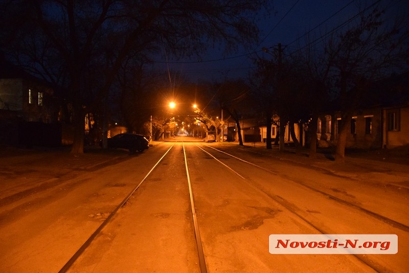 «Транспортный локдаун» в Николаеве: горожане продолжают ждать на остановках маршрутки и трамваи