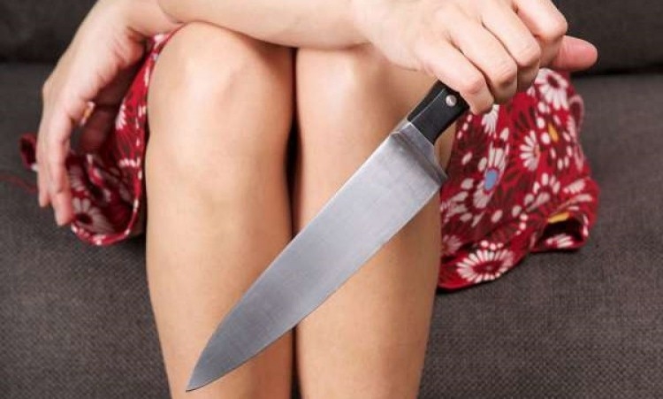 В Запорожье пьяная женщина бросила нож и случайно убила мужа