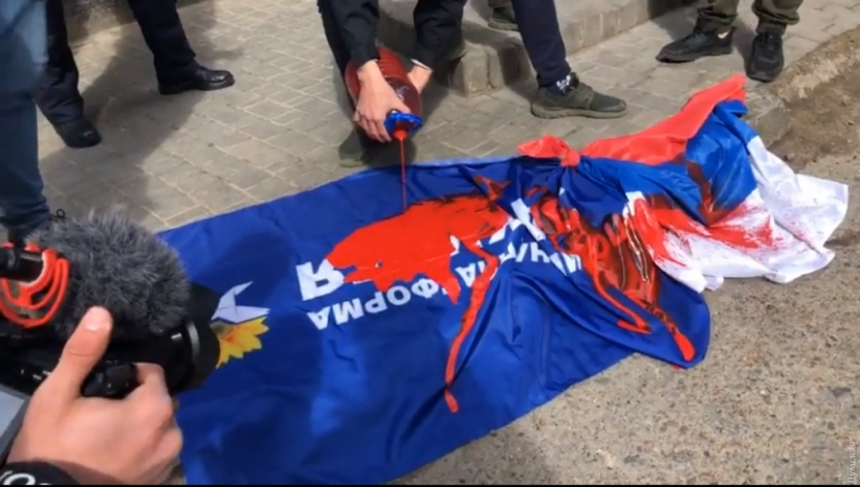 В Одессе под генконсульством жгли флаги России. ВИДЕО