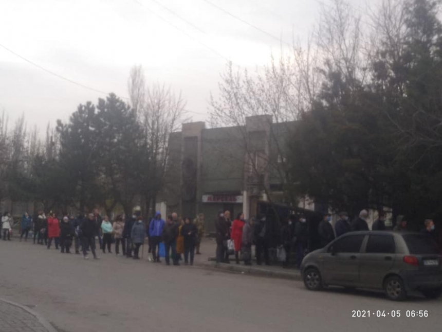 «Транспортный локдаун» в Николаеве: на остановках толпы людей, маршруток нет