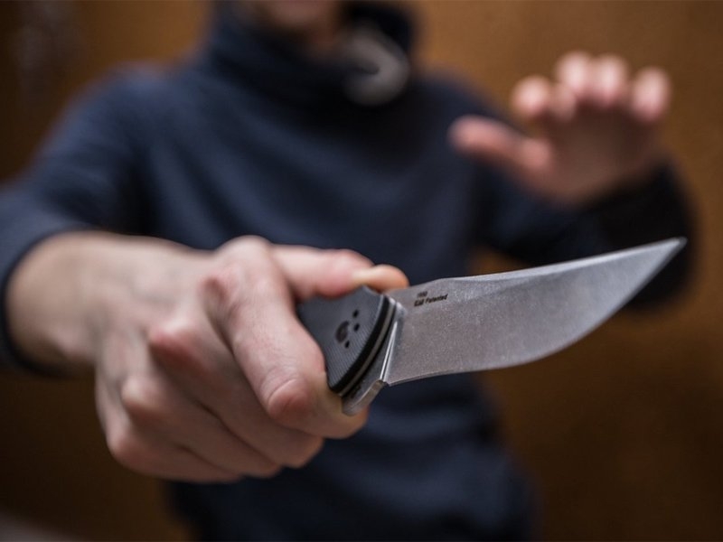 В Николаеве мужчина из-за долга изрезал ножом знакомого   
