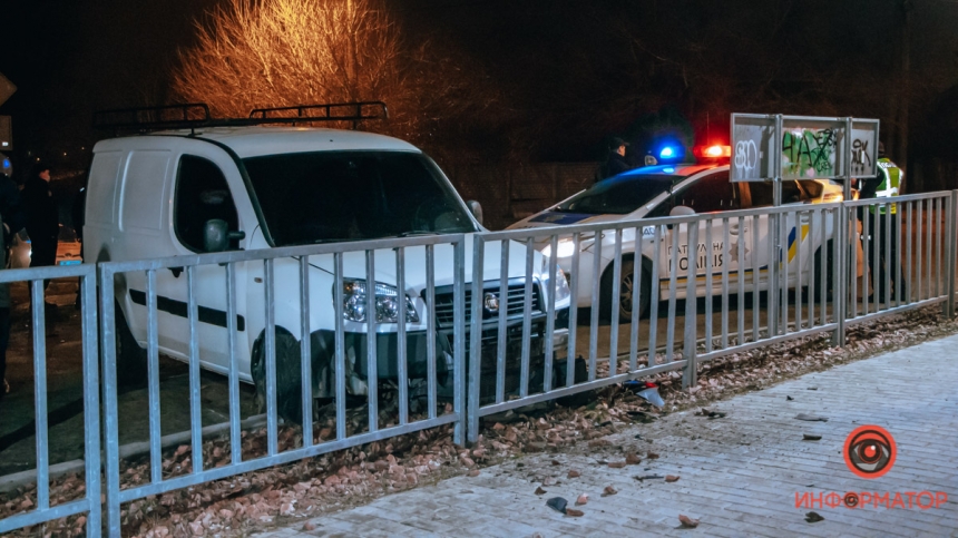 В Днепре пьяный водитель Fiat скрывался от погони и врезался в ограждение