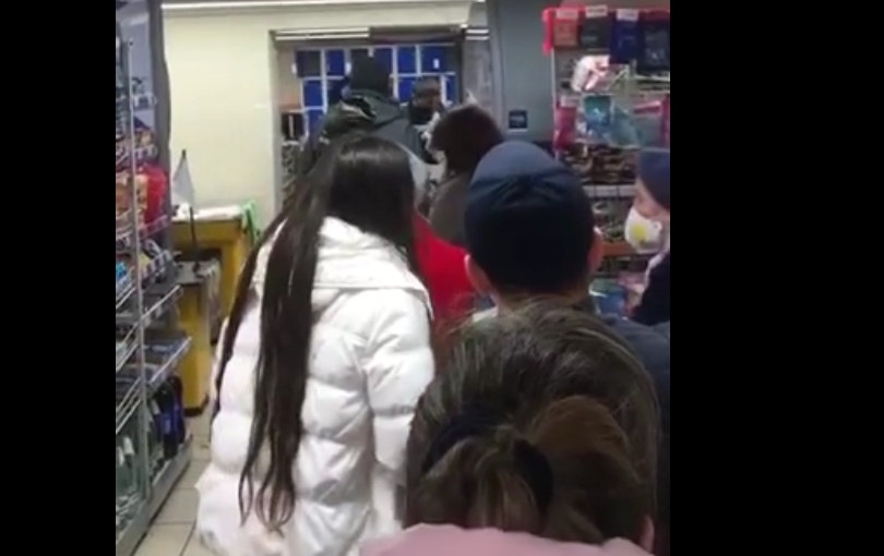 «Красная» зона: в Николаеве толпы людей в очереди в супермаркете. ВИДЕО