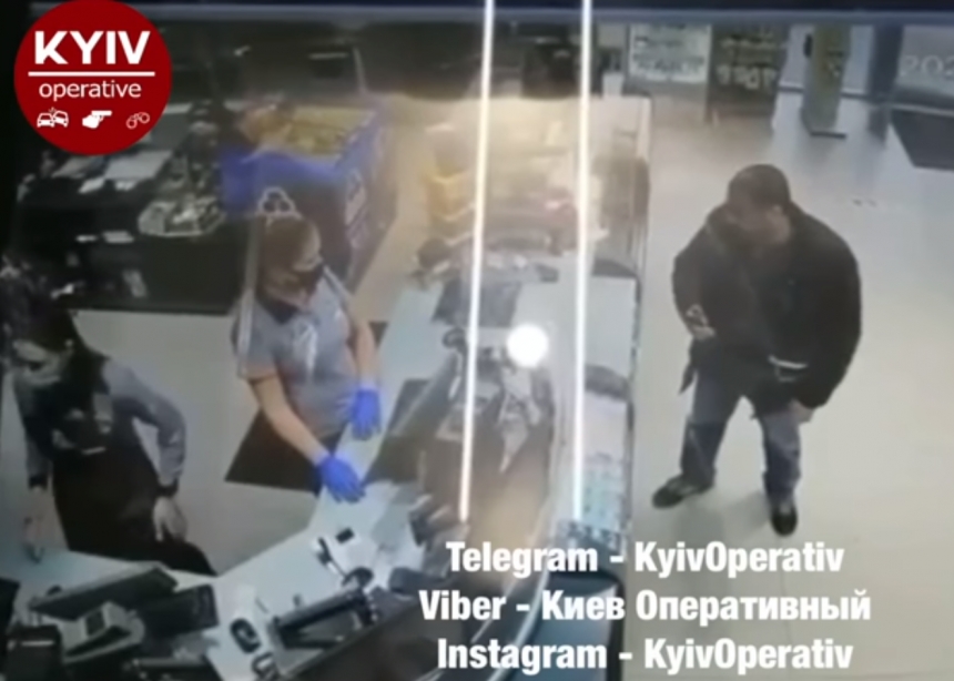 На АЗС в Киеве клиент плюнул в лицо кассиру, попросившей его надеть маску. ВИДЕО