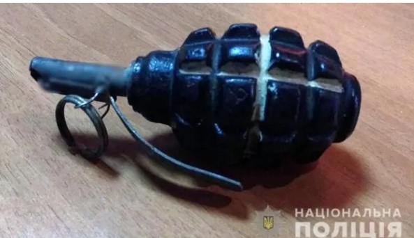 В Киеве мужчина с гранатой в руках угрожал взорвать ЖЭК