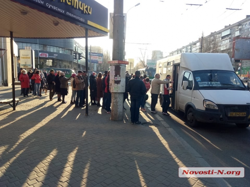 «Это мародерство и шантаж»: в Николаеве 50% маршруток не выходят на рейсы
