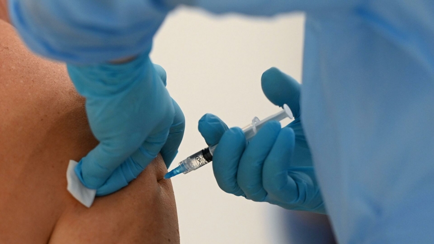 Стало известно, где украинцы смогут получить прививку от COVID за границей