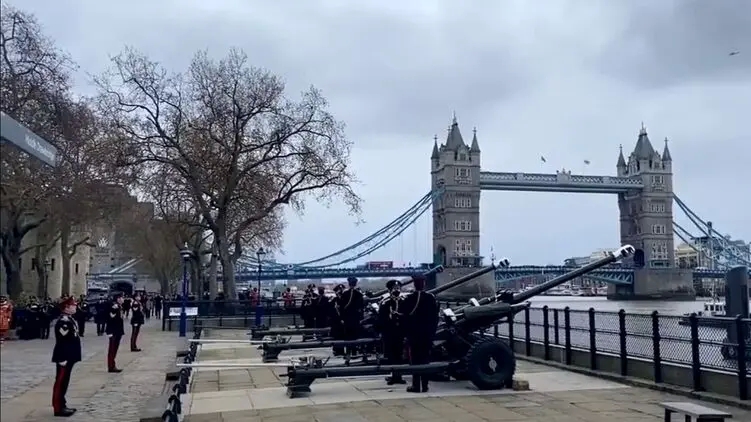 Британские военные дали 41 пушечный залп в память о принце Филиппе. Видео