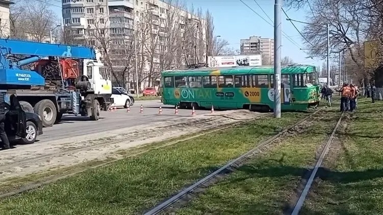 В Одессе трамвай №13 слетел с рельсов и врезался в автомобиль