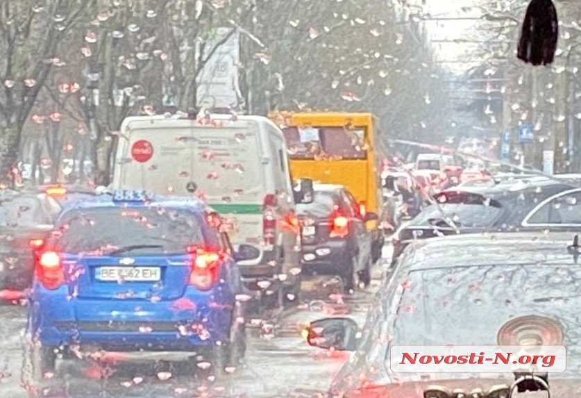 Транспортный локдаун: утром в понедельник Николаев застыл в пробках