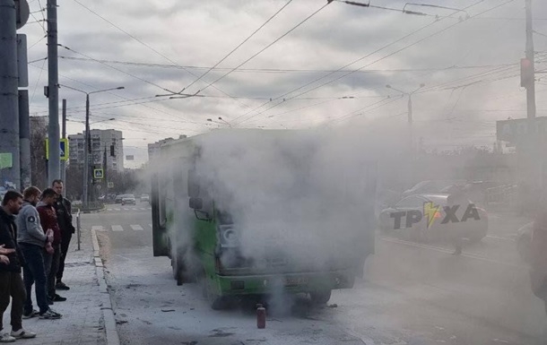 В Харькове загорелась маршрутка с пассажирами. ВИДЕО