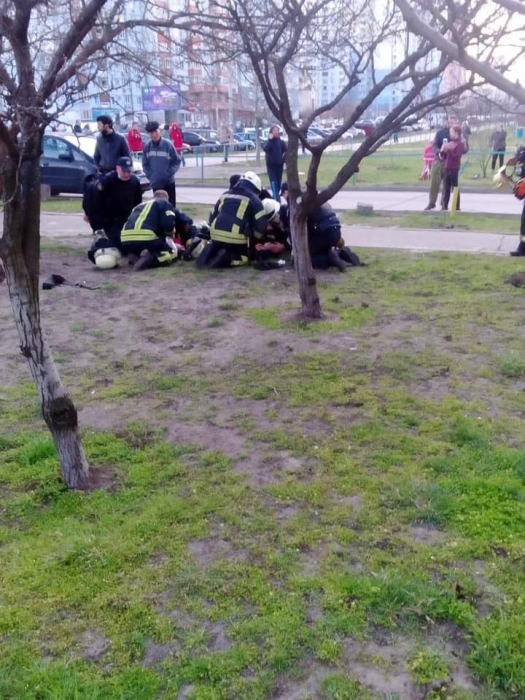 В Киеве пожарные и полицейские спасли из горящей квартиры детей: появилось видео с нагрудной камеры