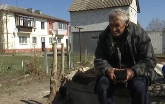75-летнего мужчину выгнала из дома жена - теперь он живет в железной будке