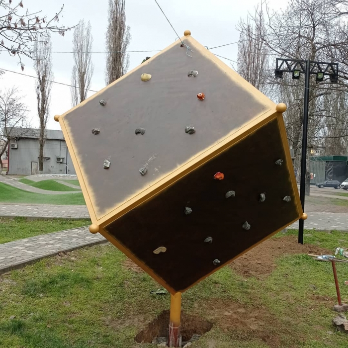 В Николаеве установили куб для скалолазания