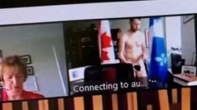 Канадский парламентарий предстал голым перед коллегами во время видеоконференции