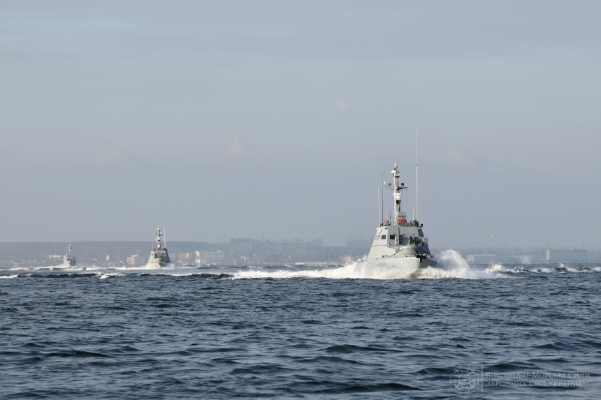В ВМС заявили, что в Азовском море произошла «стычка» катеров Украины и России 