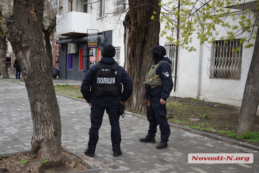 Перекрытие в центре Николаева: взрывотехники осматривают припаркованные внедорожники