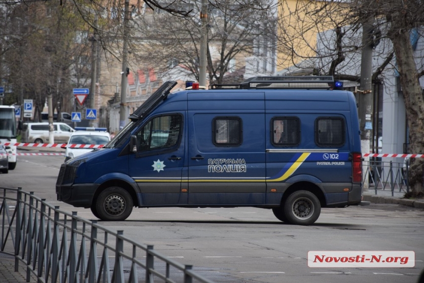 Перекрытие в центре Николаева: взрывотехники осматривают припаркованные внедорожники