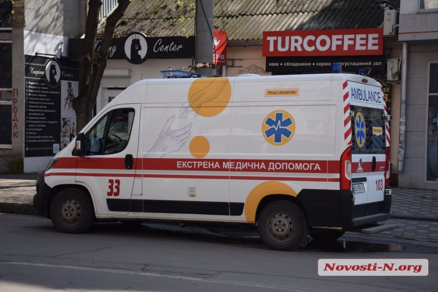 Перекрытие в центре Николаева: взрывотехники осматривают припаркованные внедорожники