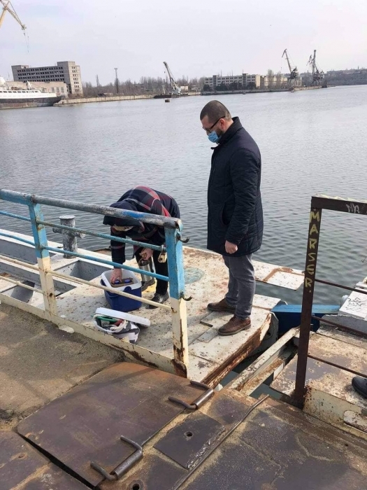 В Николаеве в Ингул попали нефтепродукты из-за очередной попытки поднять затонувший сухогруз
